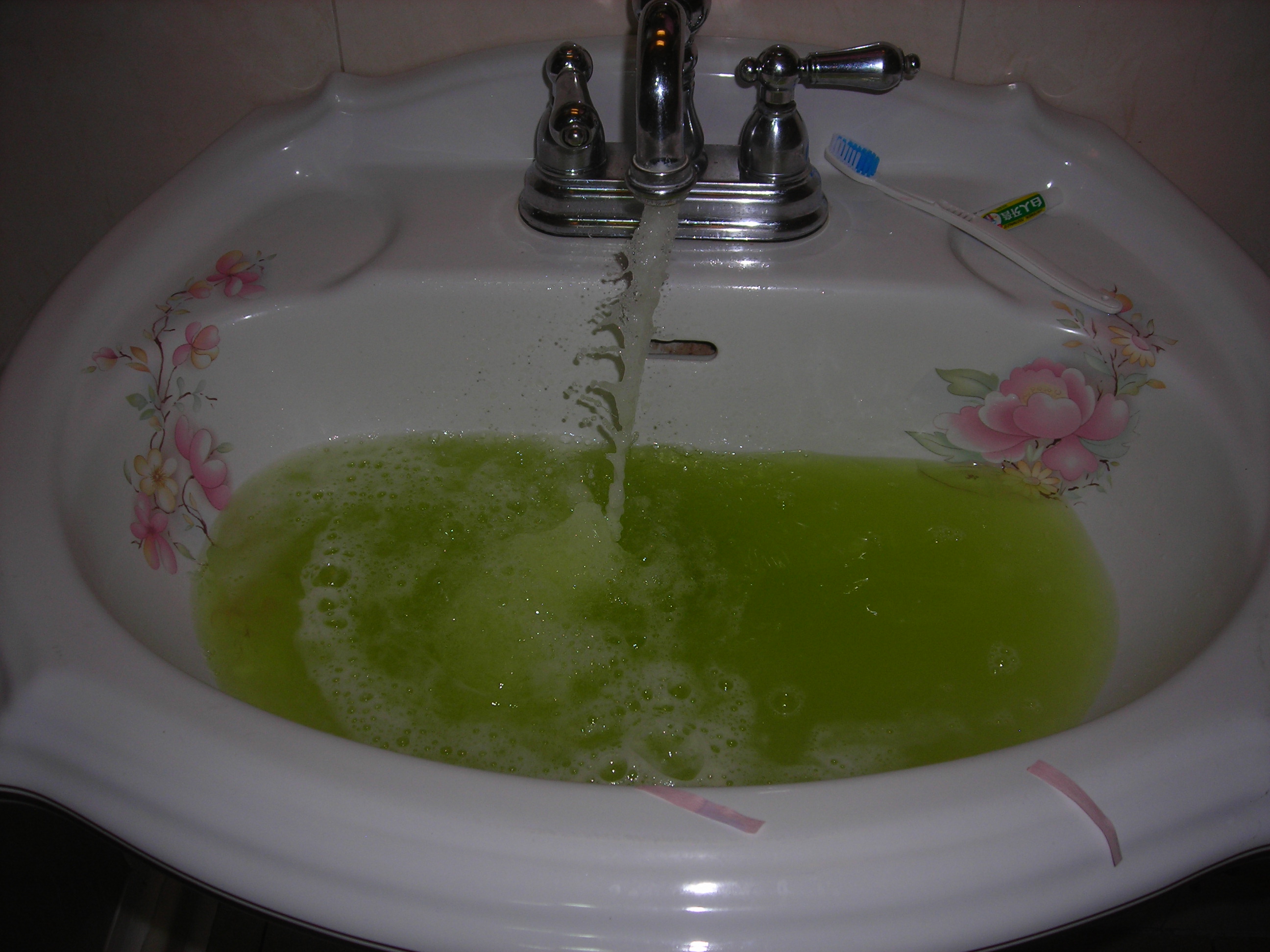水管清洗效果解释：自来水管清洗出来的水为什么会白浊发黄？