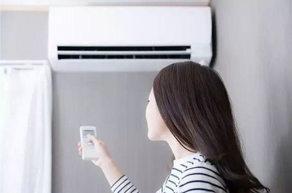 在夏季大家都会定期清洗空调 那么没有清洗的空调到底有多脏？