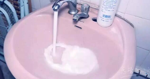 早晨洗漱时，水管流出乳白色的水是怎么回事？