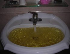 家里自来水有异味是因为水管太脏了吗？有什么办法可以解决？